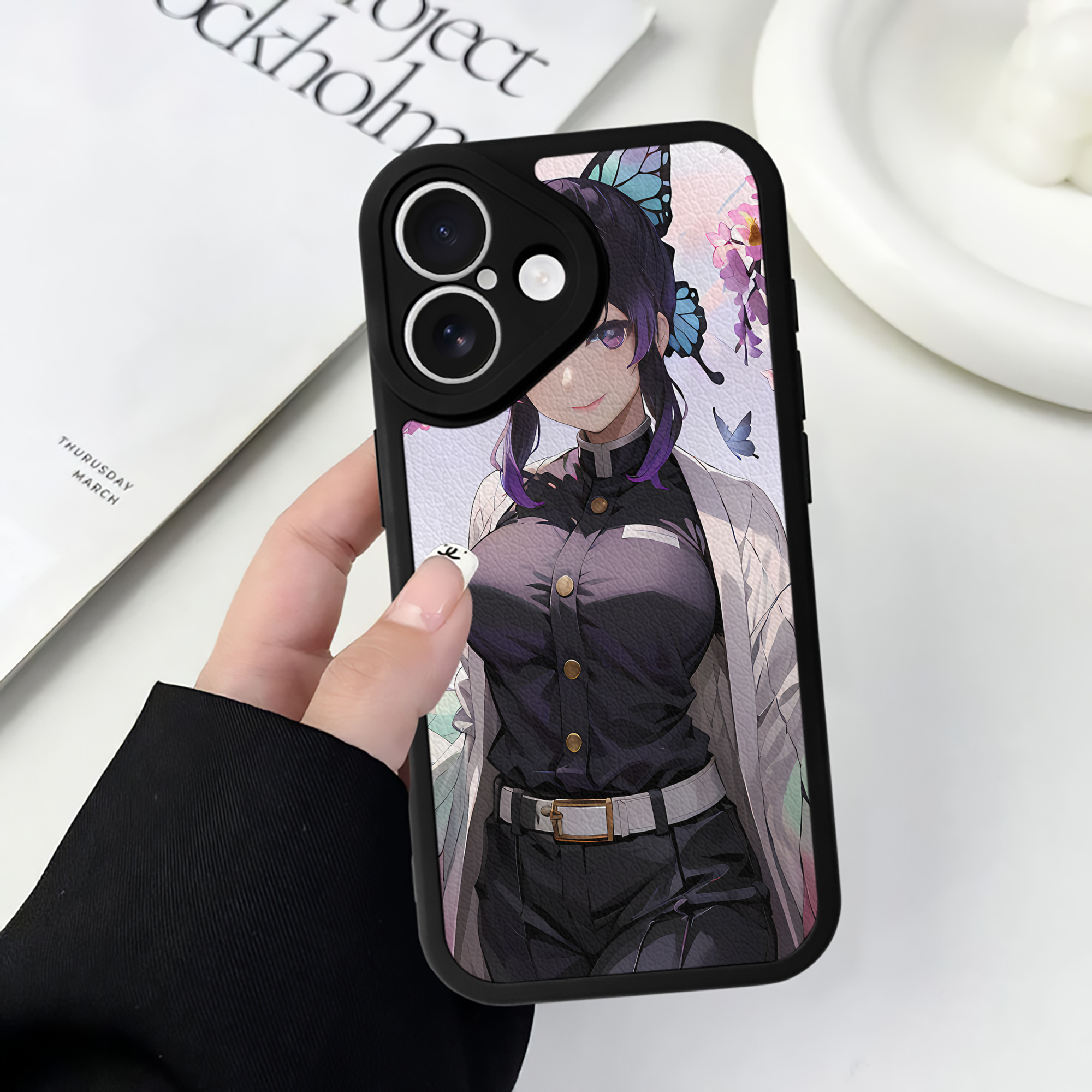 （画像用） 鬼滅の刃（きめつのやいば）蟲柱-胡蝶 しのぶ／こちょう しのぶ Kochou Shinobu 【iPhone 16シリーズ対応】シリコンスマホケース（レザー調） 材質：シリコン